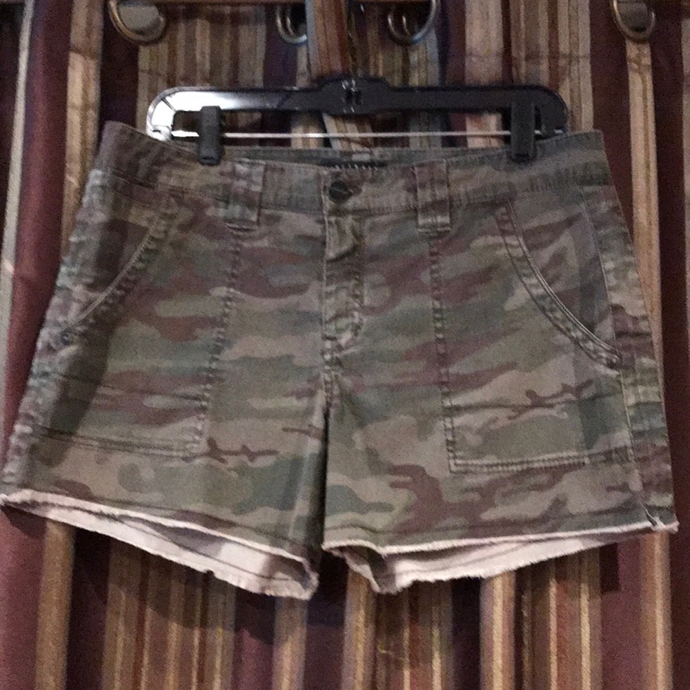 Sanctuary camouflage cargo shorts in size 30